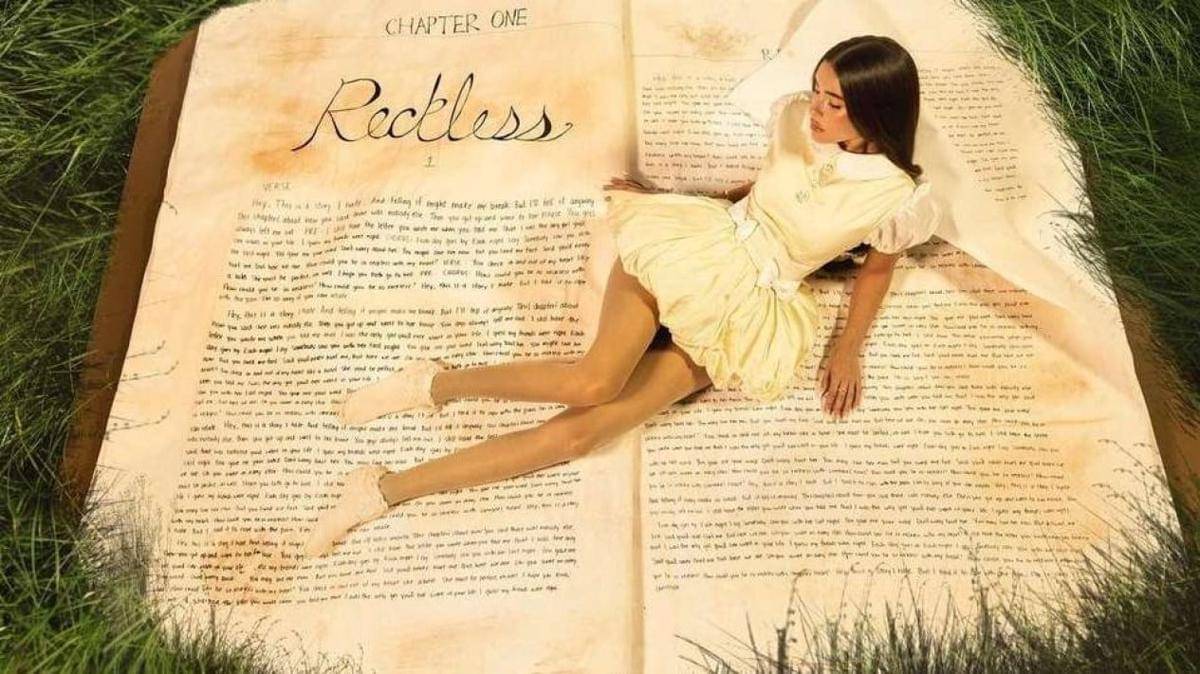 Madison Beer dalam musik video "Reckless"