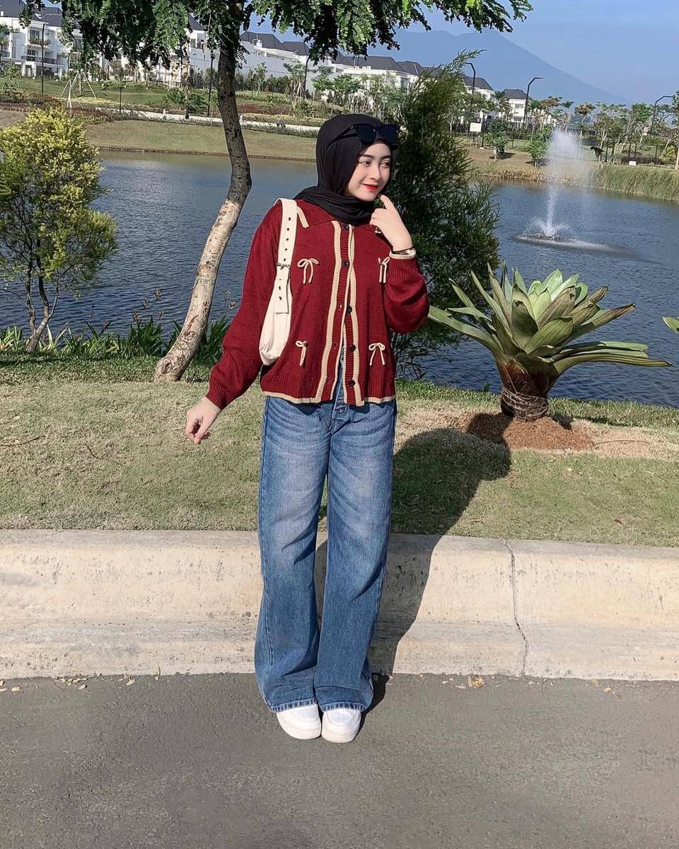 Gaya hijab nuansa merah ala Ega Shalsa