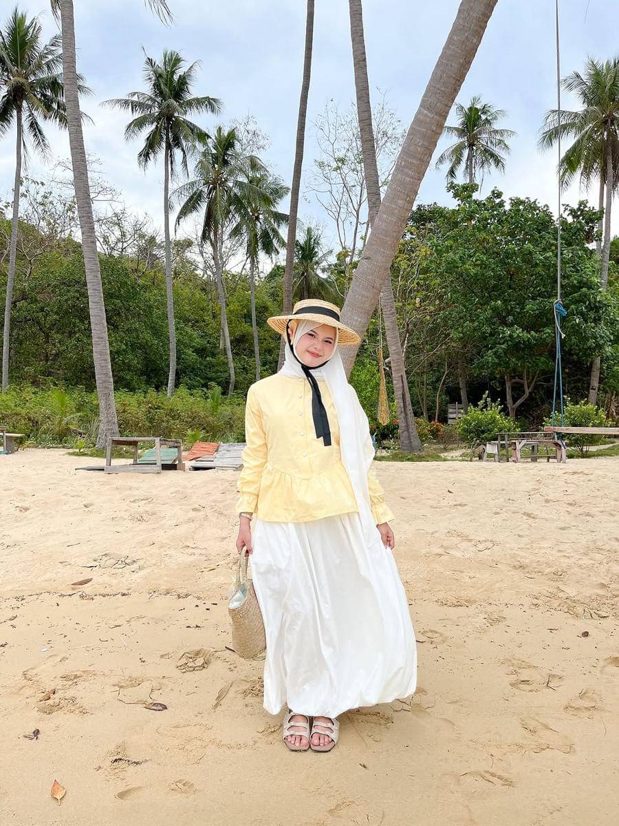 Gaya ke pantai pakai rok ala Siska Amera