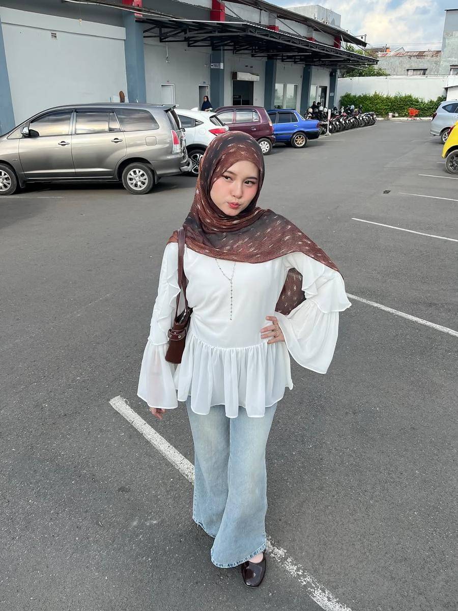 mix and match celana flare jeans ala Siska Amera