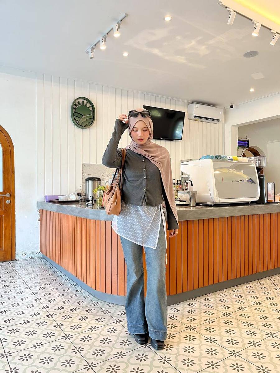 mix and match celana flare jeans ala Siska Amera