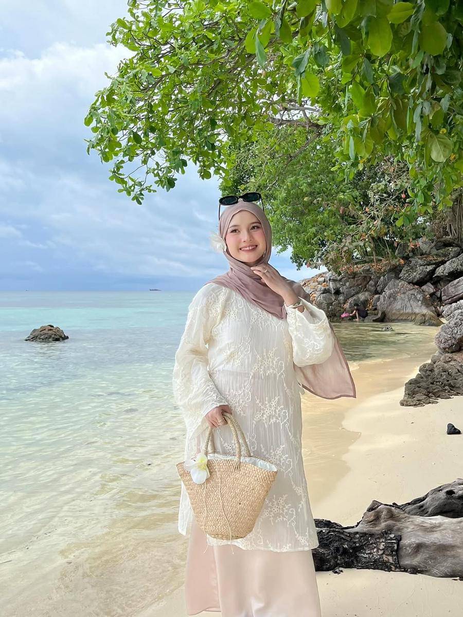 Style ke pantai pakai rok ala Siska Amera