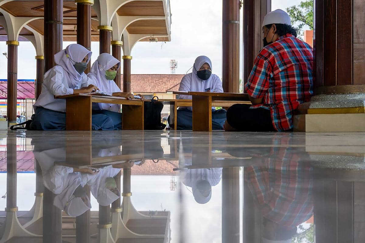 Potret anak sekolah yang sedang belajar mengaji