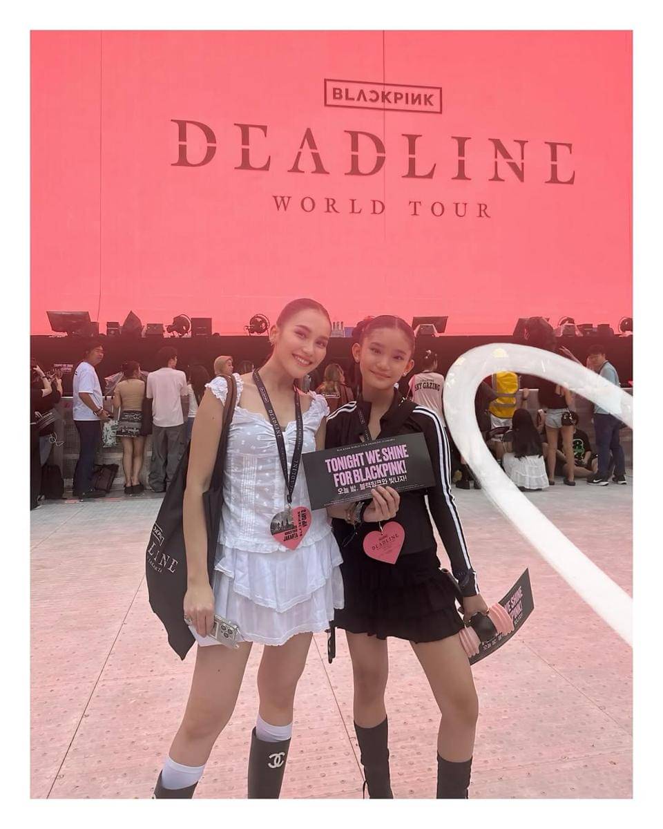 OOTD Seleb bareng Anak saat Nonton Konser Blackpink 
