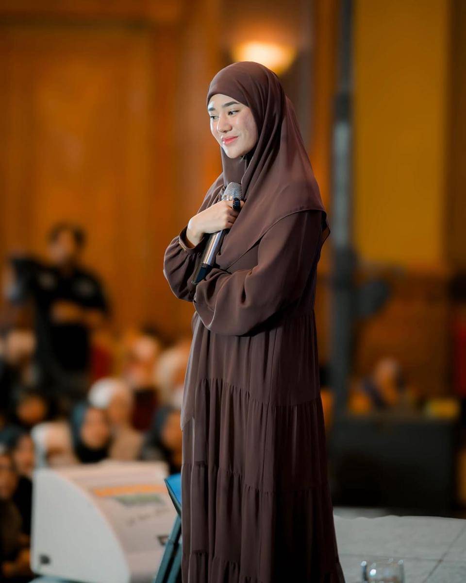 padu padan outfit syar'i ala Clara Shinta