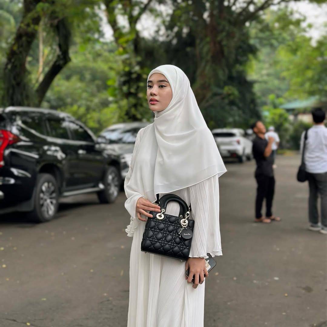 padu padan outfit syar'i ala Clara Shinta