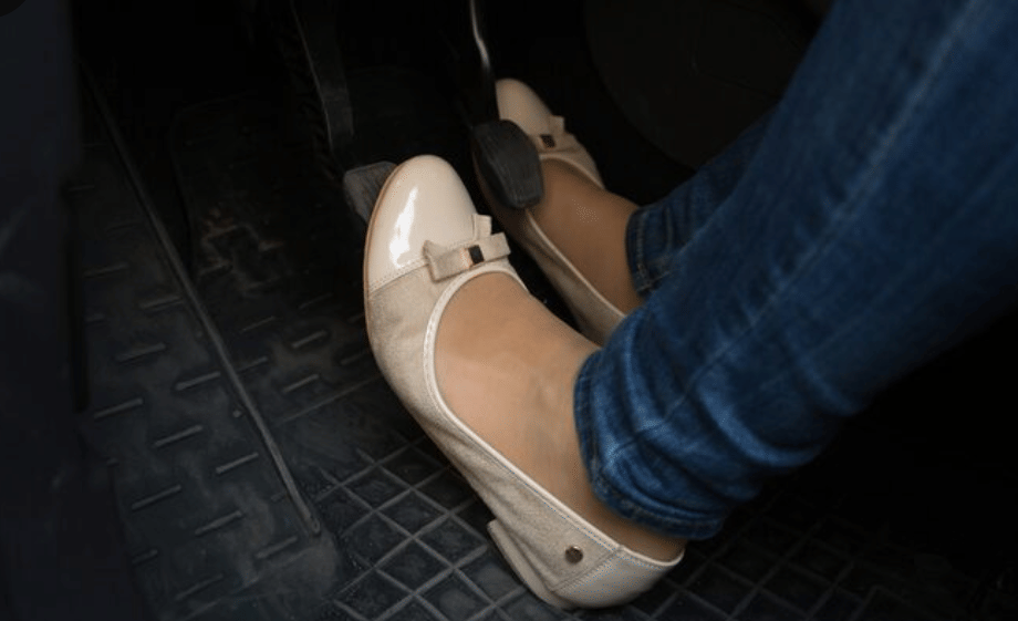 wanita menginjak pedal rem