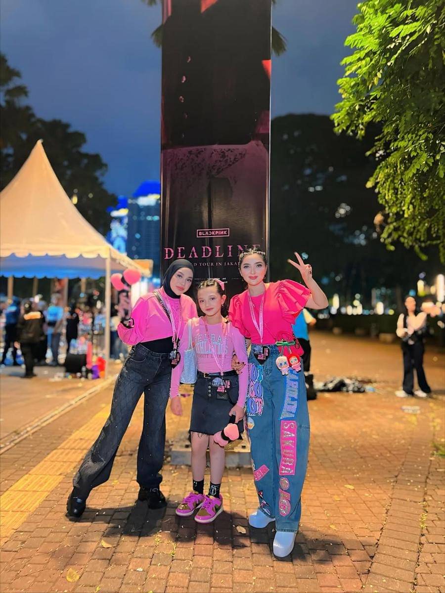 OOTD Seleb bareng Anak saat Nonton Konser Blackpink 