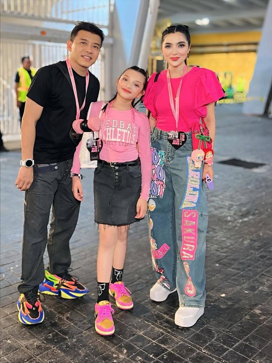 OOTD Seleb bareng Anak saat Nonton Konser Blackpink 