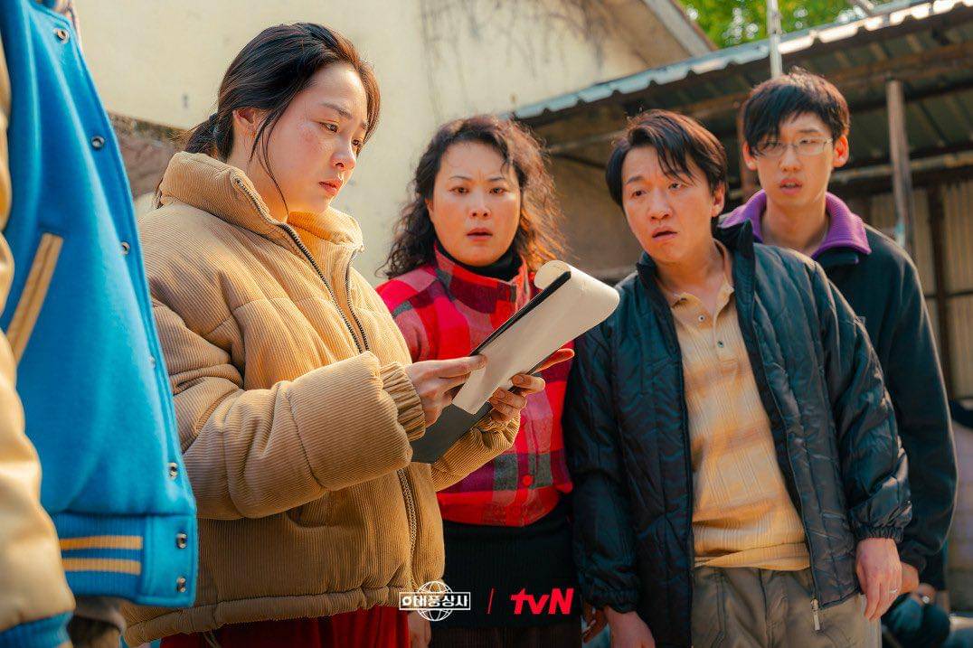 cuplikan drama Typhoon Family