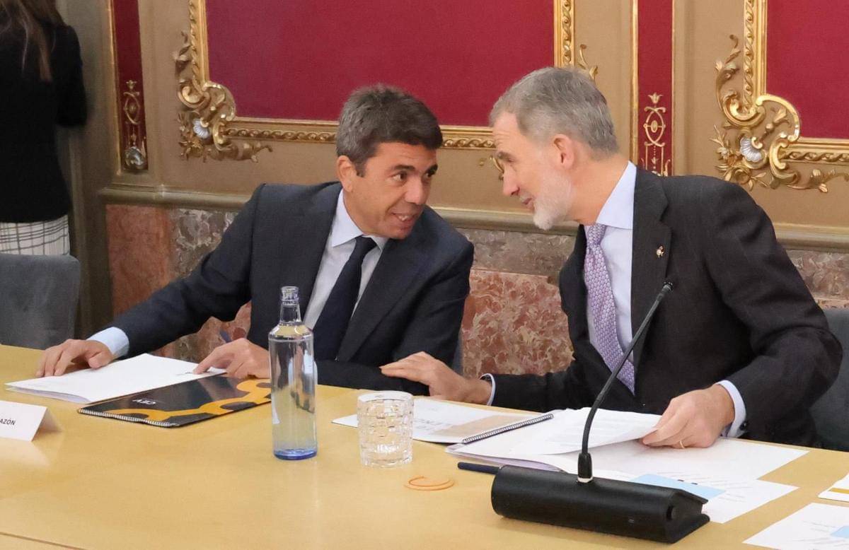 Mantan pemimpin Valencia Carlos Mazon dan Raja Spanyol Felipe VI