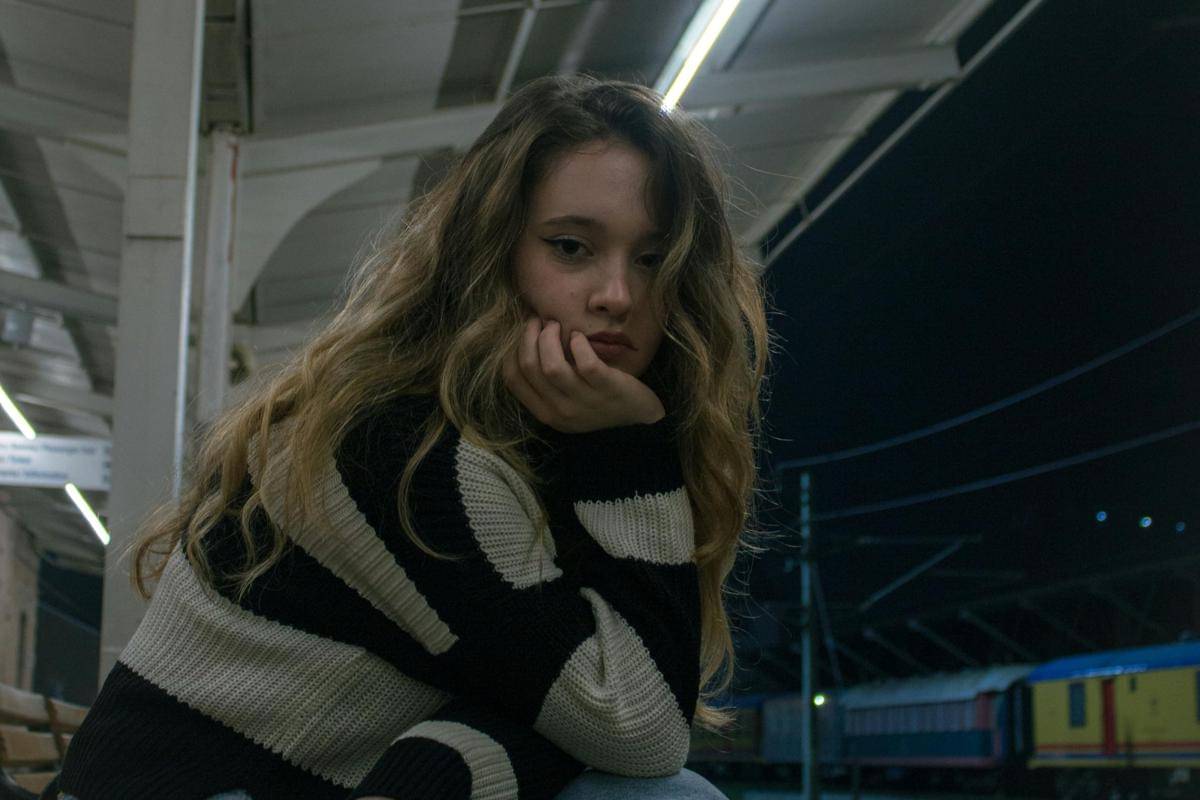 Ilustrasi perempuan di tengah malam