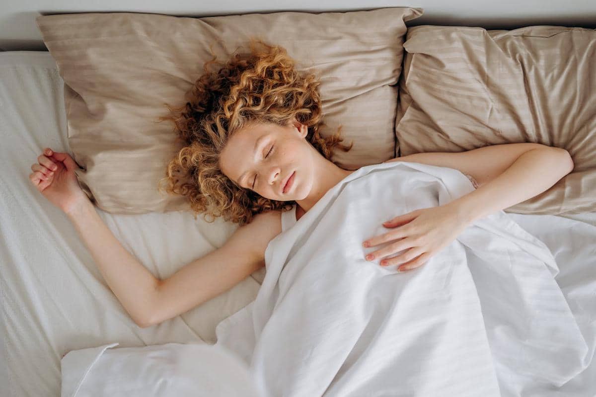 ilustrasi wanita tidur