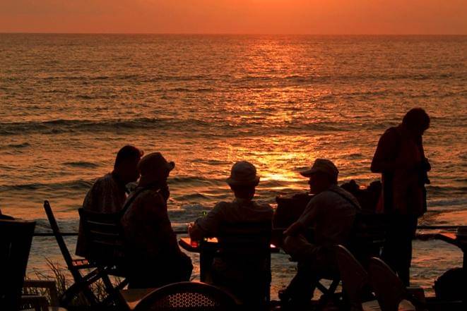 nongkrong sambil sunsetan di kawasan Tanah Lot (dok.pribadi/Natalia Indah)