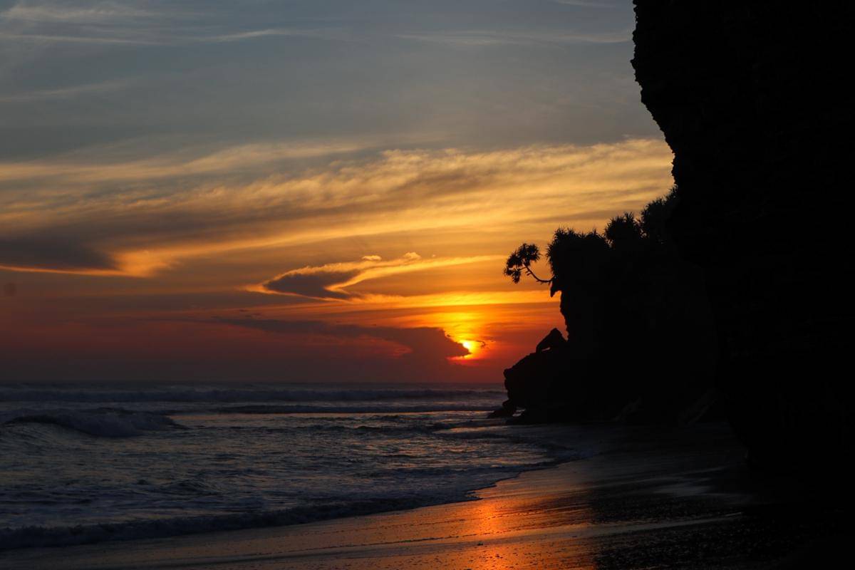 sunset di Pantai Nyanyi, Tabanan (dok.pribadi/Natalia Indah)
