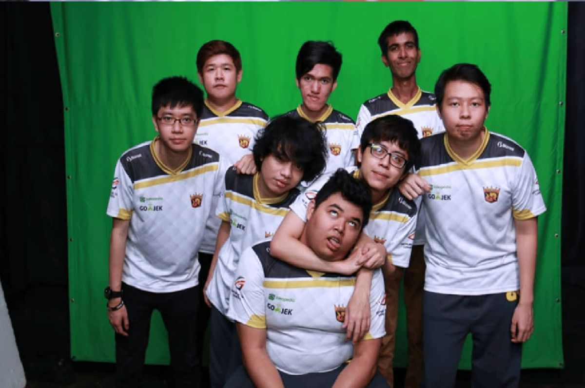 roster DOTA 2 RRQ, terlihat Xepher bersama Adi dan R7