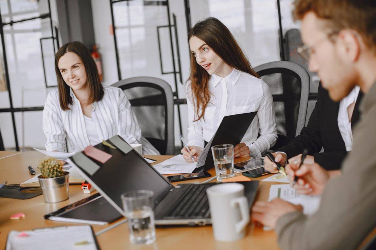 ilustrasi meeting kerja