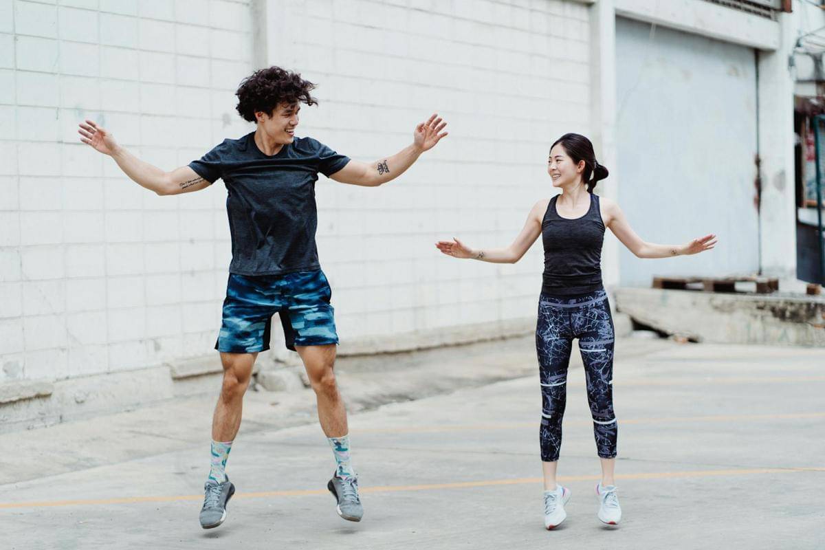 Perempuan dan laki-laki berolahraga bersama.