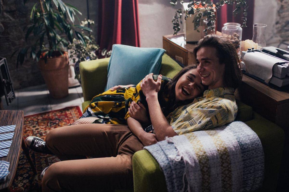 ilustrasi pasangan bahagia 