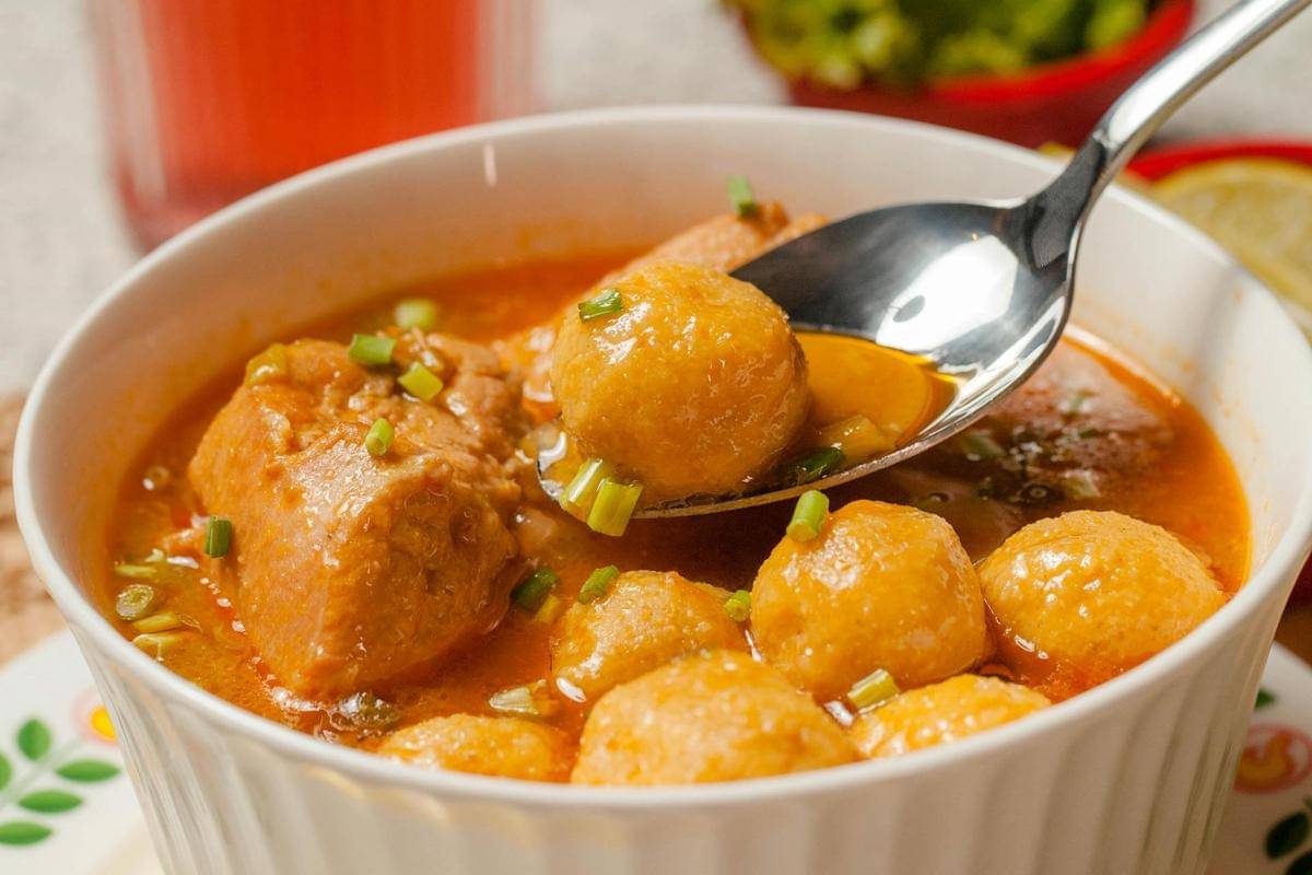 ilustrasi makanan dengan kuah keju 