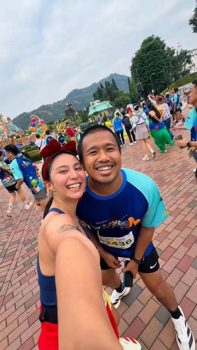 Clairine Clay dan Joshua marathon di Disneyland Hong Kong 