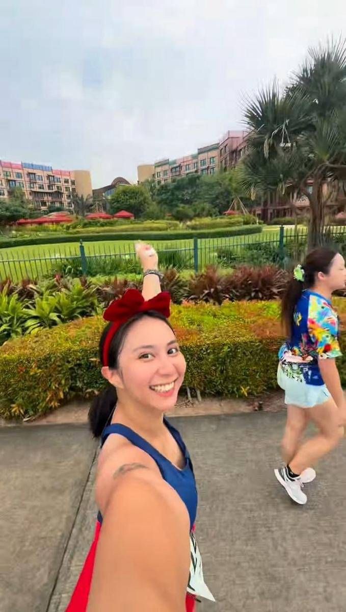 Clairine Clay dan Joshua marathon di Disneyland Hong Kong 