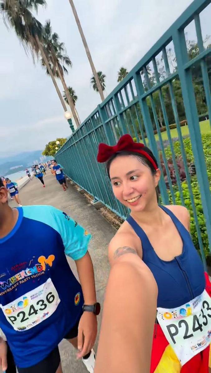 Clairine Clay dan Joshua marathon di Disneyland Hong Kong 