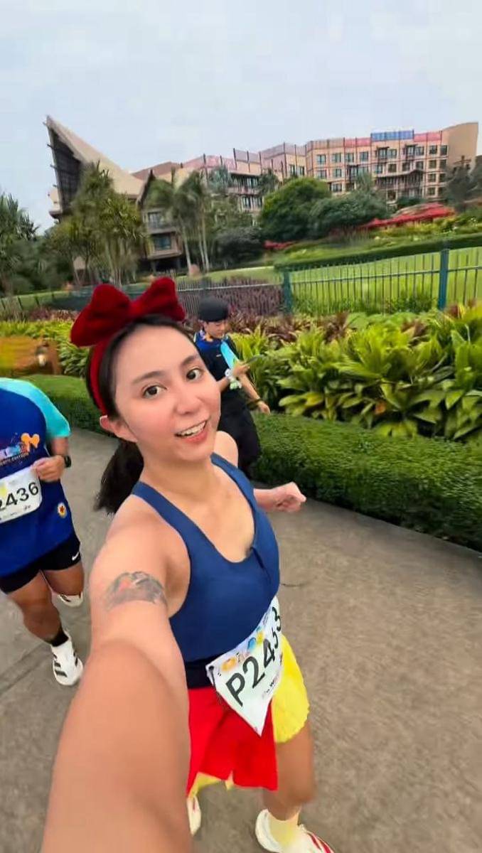 Clairine Clay dan Joshua marathon di Disneyland Hong Kong 