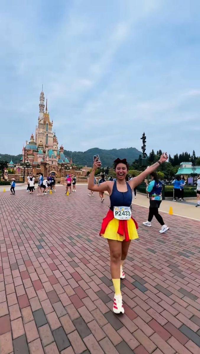 Clairine Clay dan Joshua marathon di Disneyland Hong Kong 