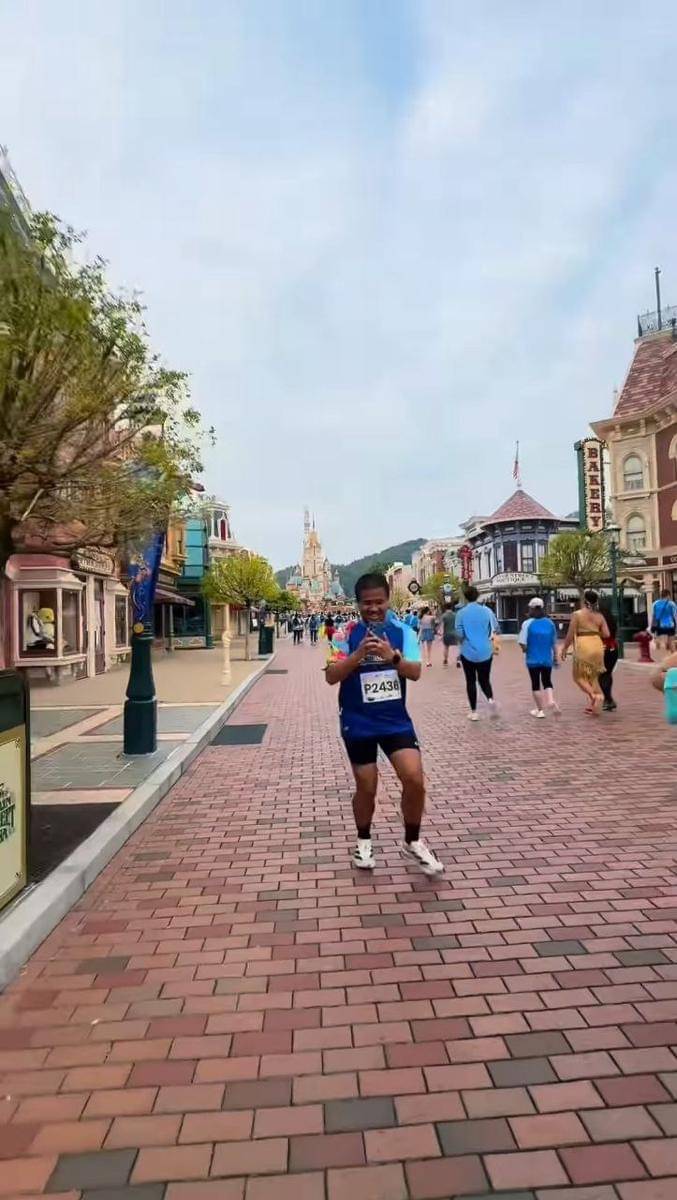 Clairine Clay dan Joshua marathon di Disneyland Hong Kong 
