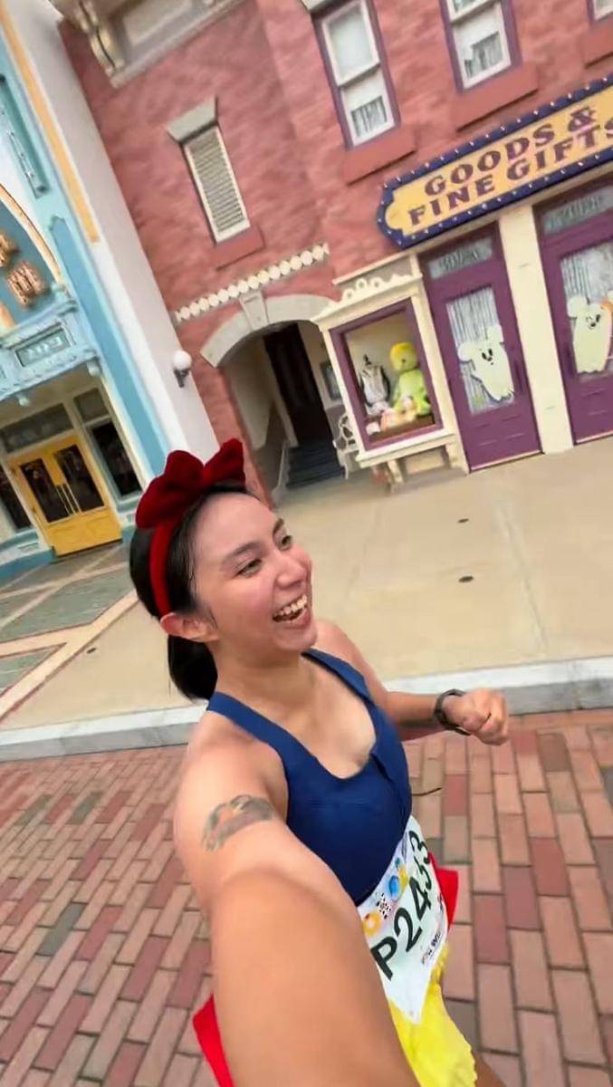Clairine Clay dan Joshua marathon di Disneyland Hong Kong 