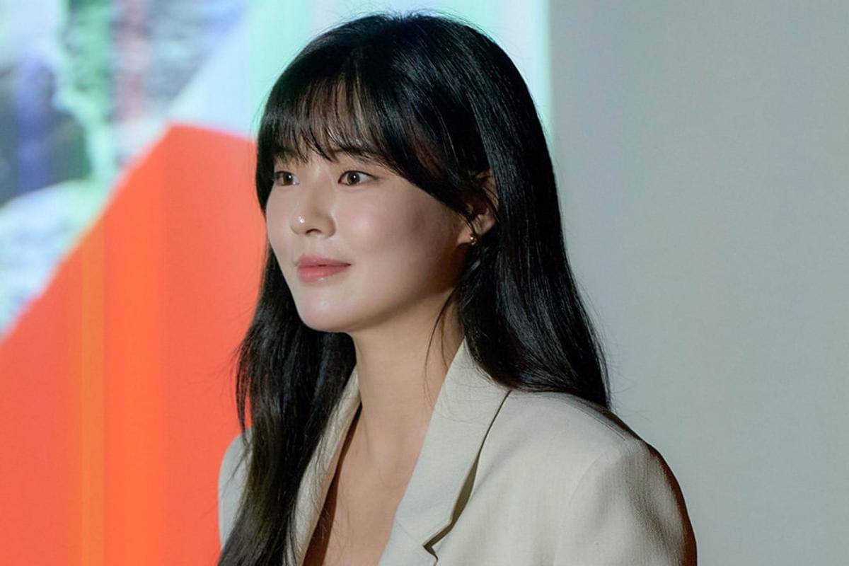 Still cut To the Moon