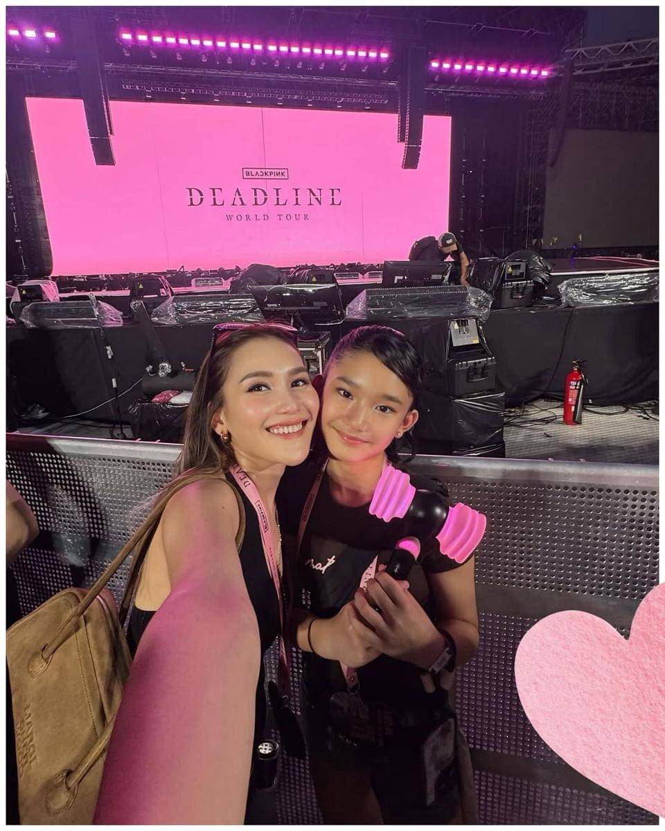 Ayu Ting Ting dan Bilqis nonton konser BLACKPINK