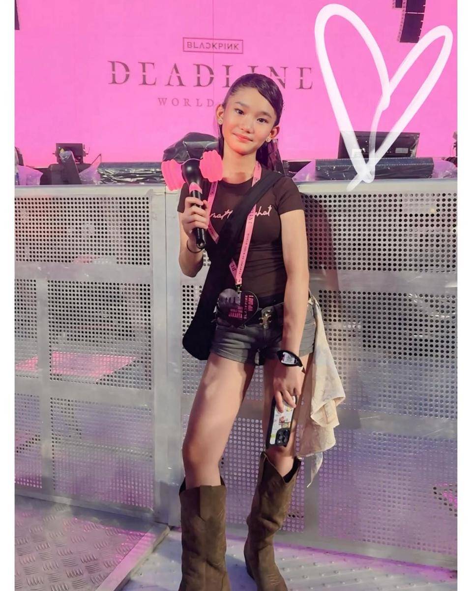 Ayu Ting Ting dan Bilqis nonton konser BLACKPINK