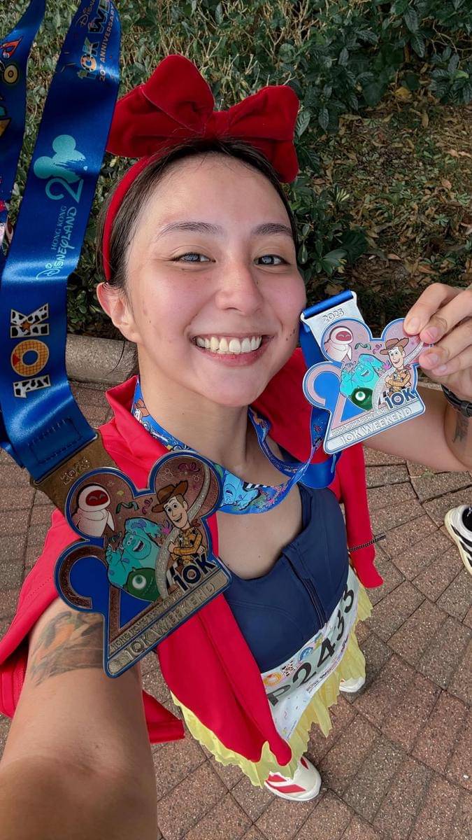 Clairine Clay dan Joshua marathon di Disneyland Hong Kong 