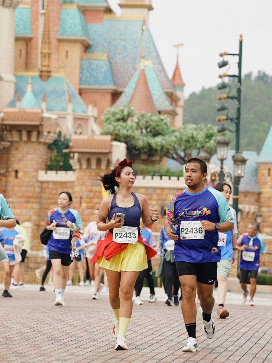 Clairine Clay dan Joshua marathon di Disneyland Hong Kong 
