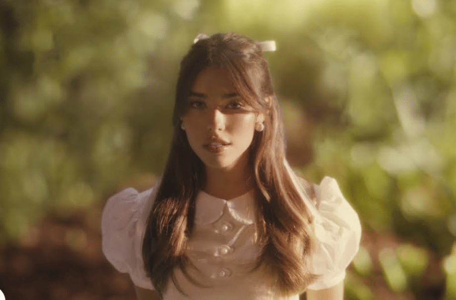 Madison Beer dalam musik video "Reckless"