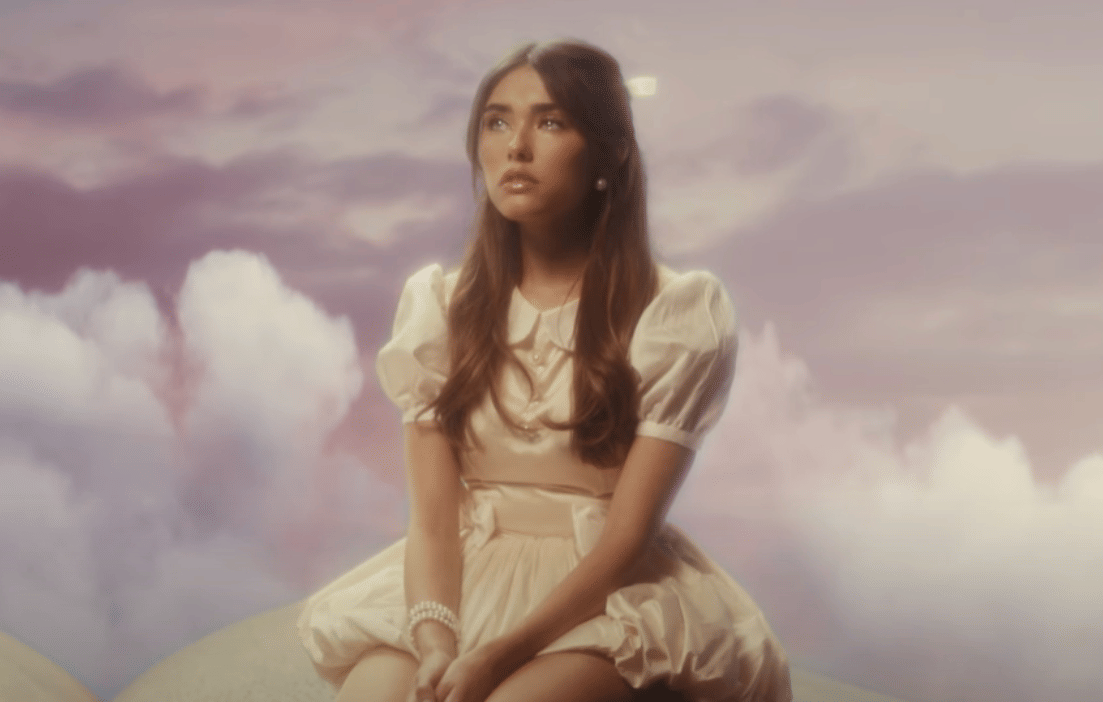 Madison Beer dalam musik video "Reckless"
