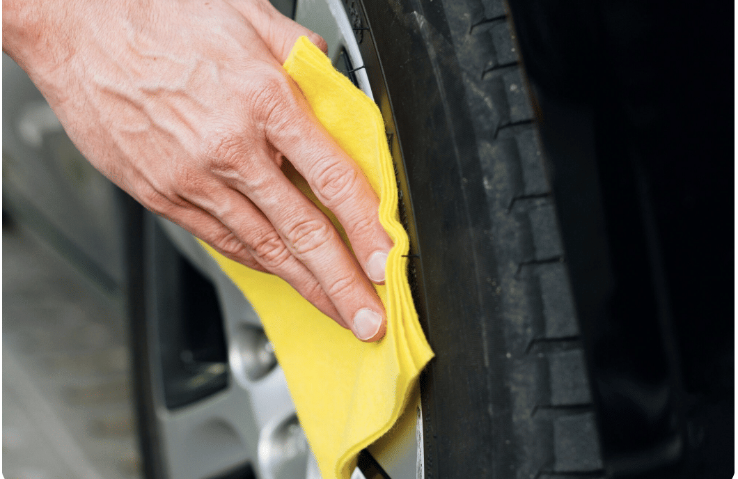 mengeringkan velg mobil