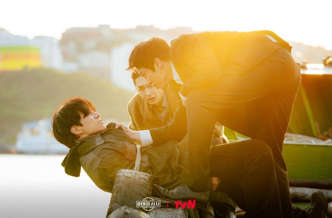 Cuplikan drakor Typhoon Family