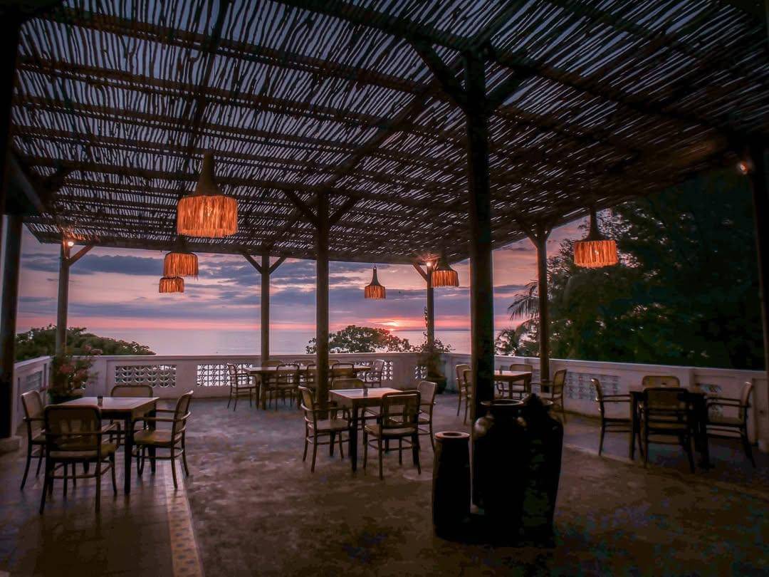 panorama sunset dari salah satu restoran di Pantai Soka, Tabanan (instagram.com/soka.indah)