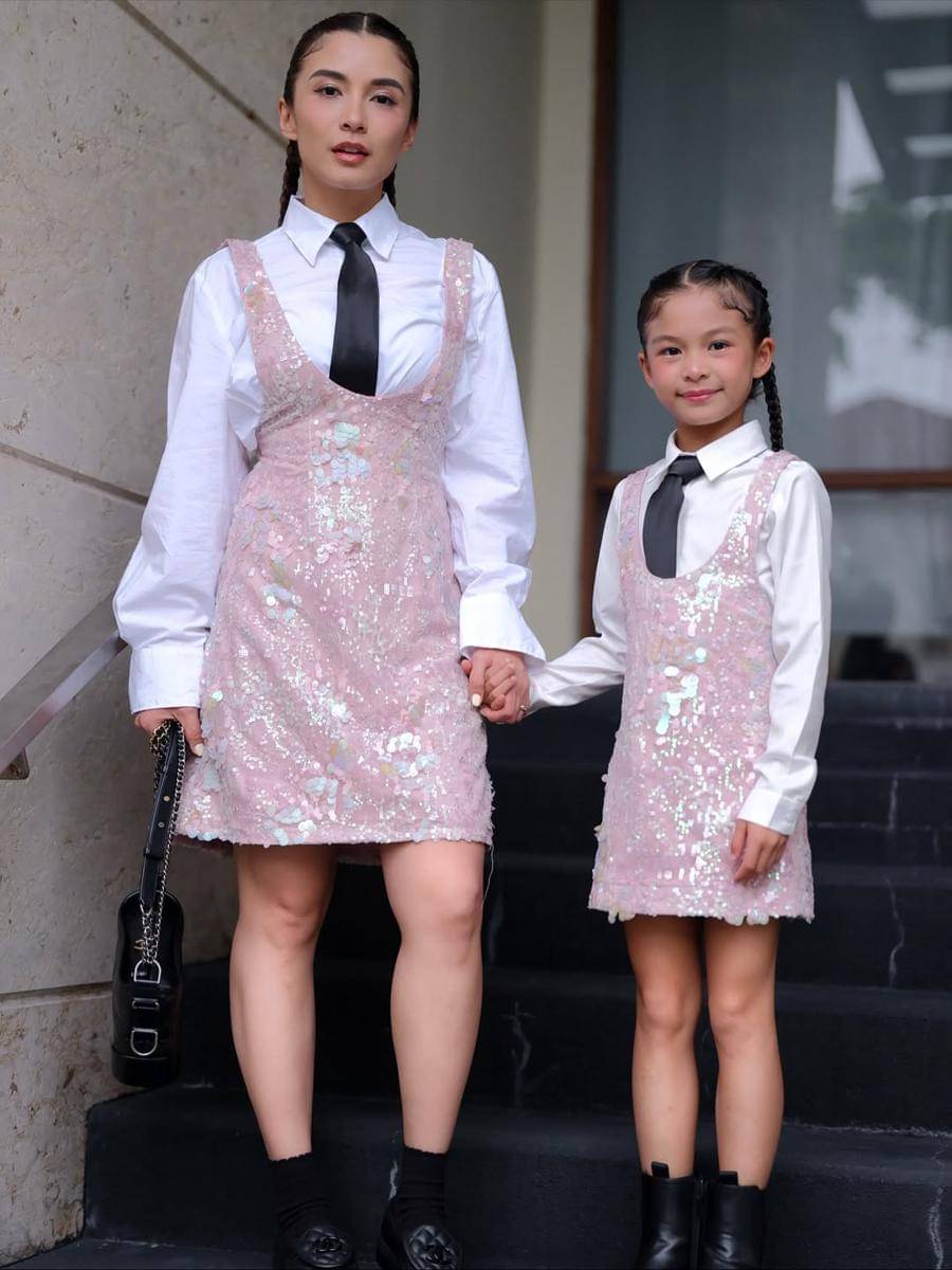 OOTD Seleb bareng Anak saat Nonton Konser Blackpink