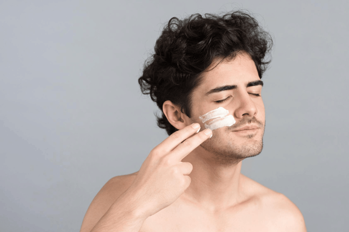 ilustrasi pria menggunakan tinted sunscreen