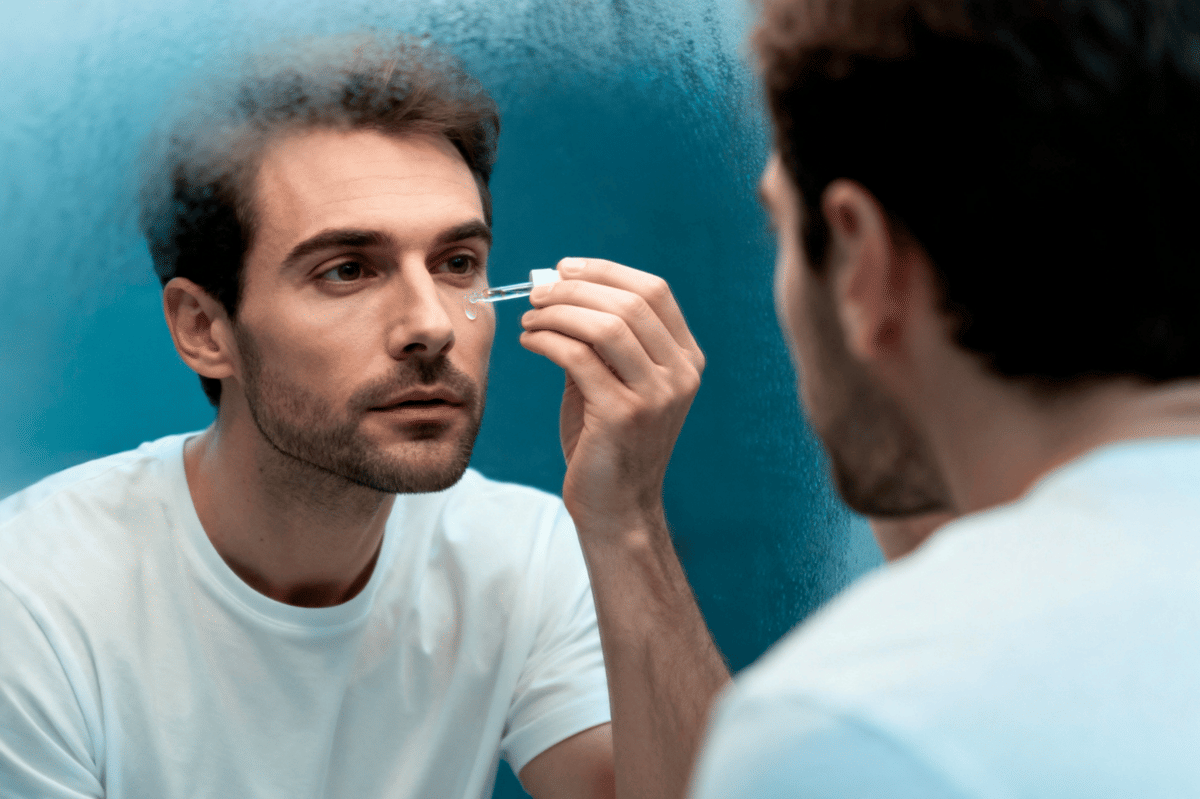 ilustrasi pria menggunakan serum pencerah