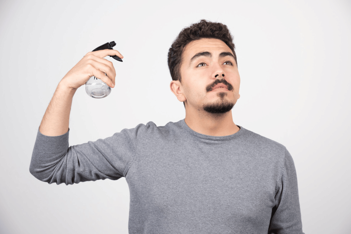 ilustrasi pria menggunakan sea salt spray