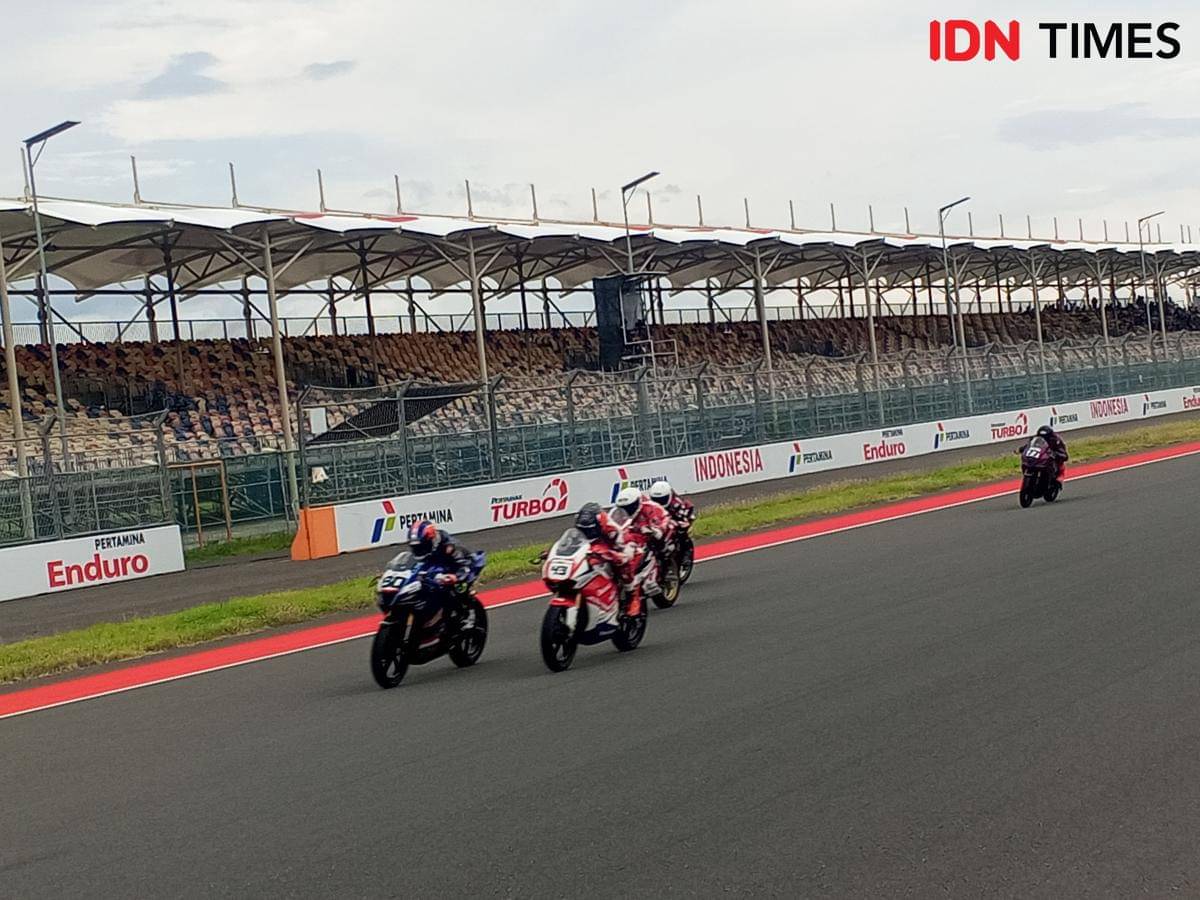 Suasana balapan race 2 kelas 250cc putaran final MRS 2025
