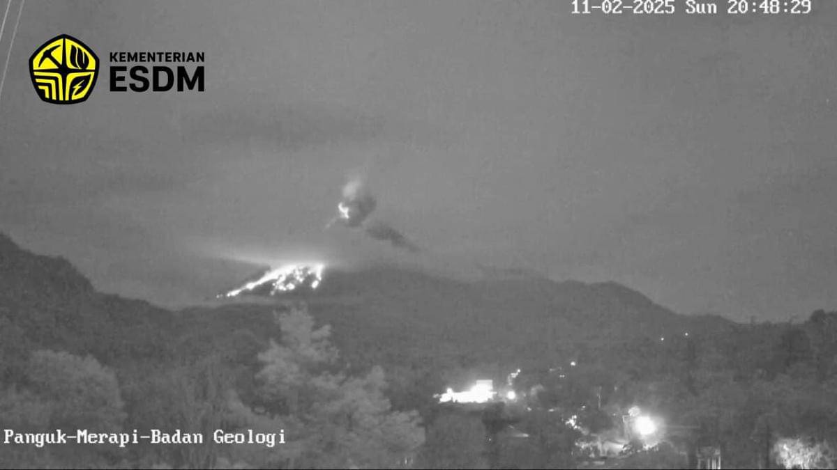Awan panas guguran Gunung Merapi pada Minggu (2/11/2025)