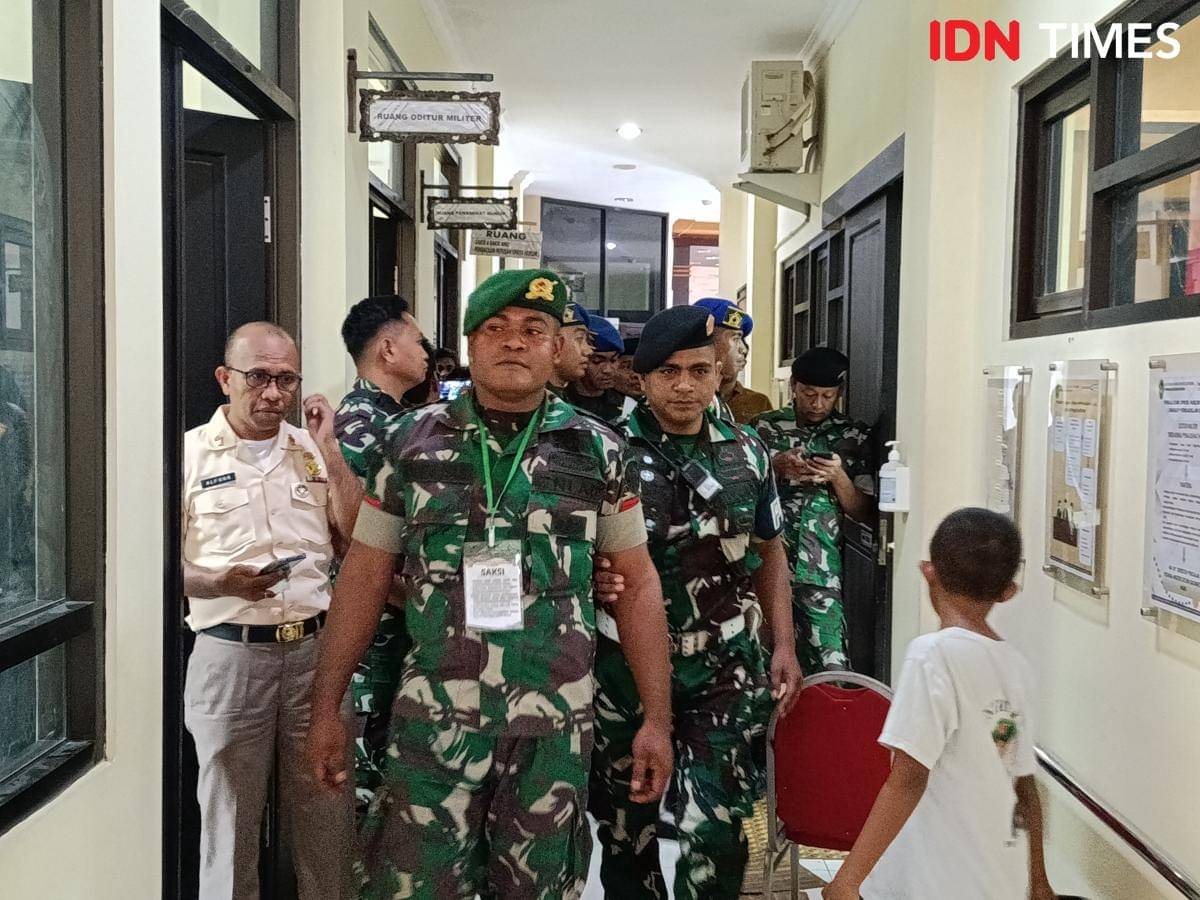 Saksi Pratu Petrus Kanisius Wae keluar dari ruang sidang.