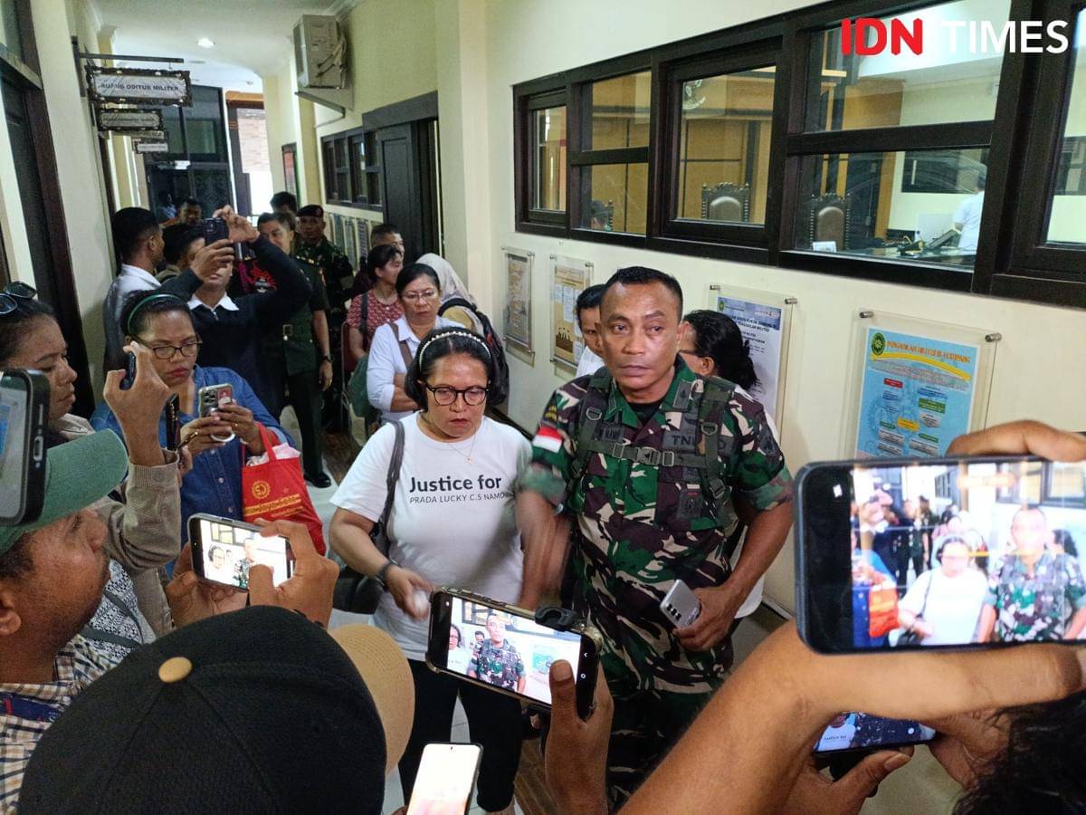 Orang tua Prada Lucky ngamuk, tuding saksi bela tiga perwira. 