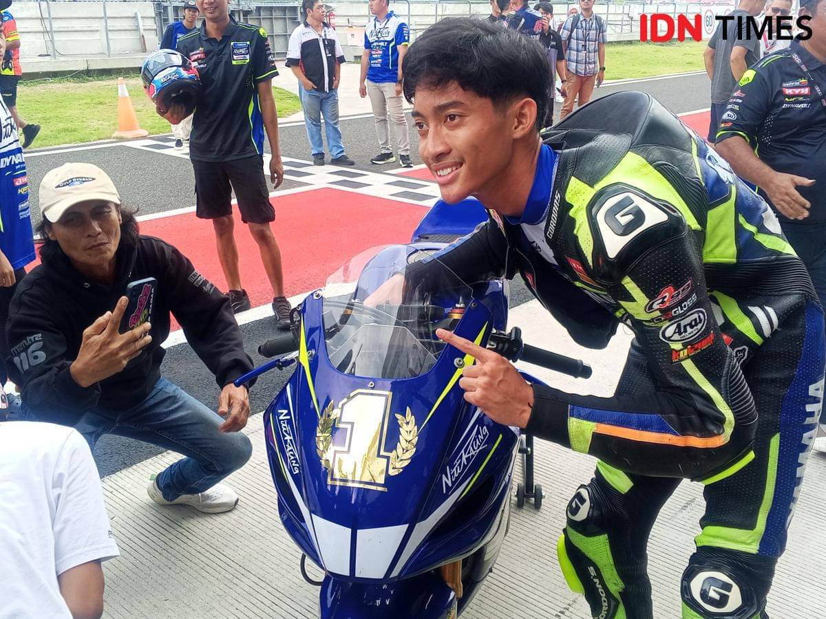Pembalap muda NTB, Arai Agaska Dibani Laksana meriah gelar juara nasional MRS 2025. 